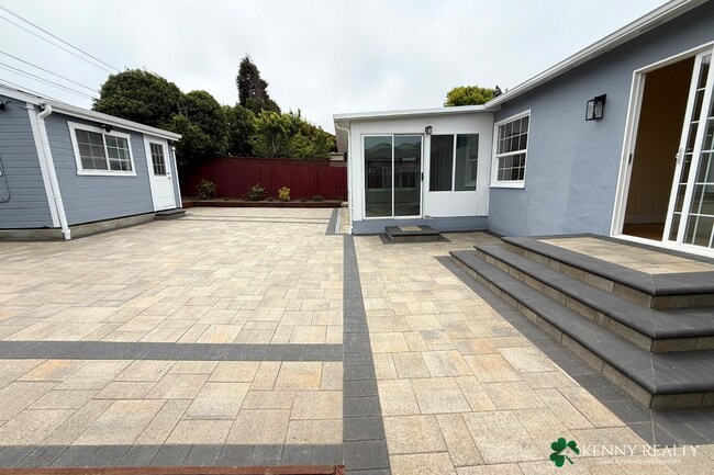 Building Photo - 136 Rosewood Way