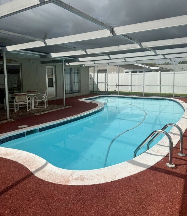 Building Photo - Pool Home