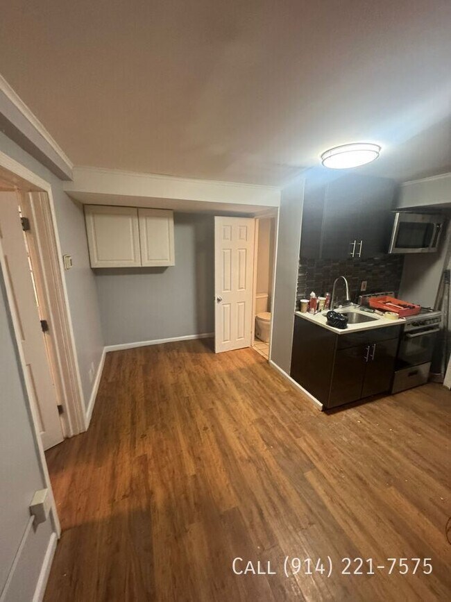 Building Photo - 151 School St