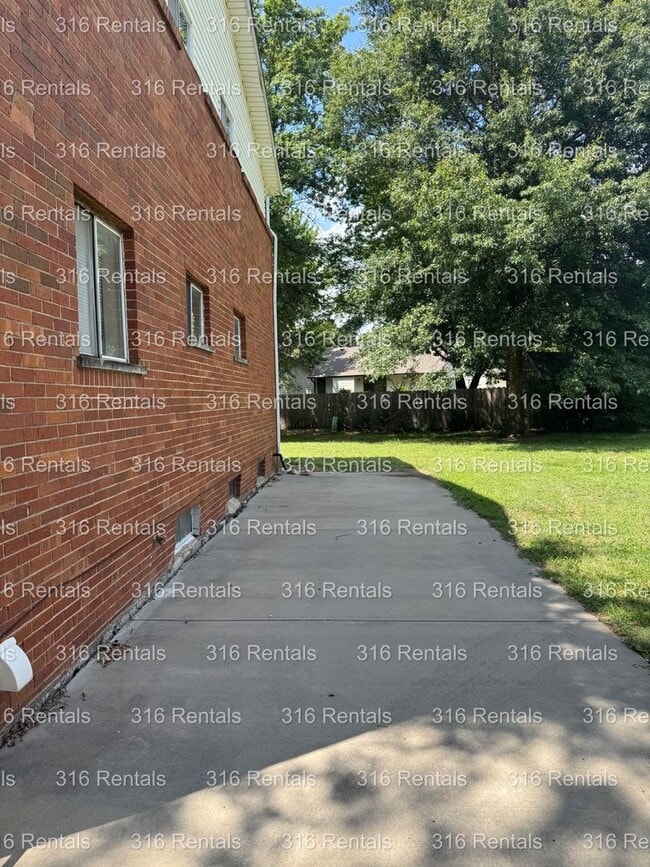 Building Photo - $850- 2 bed 1 bath - Townhomes