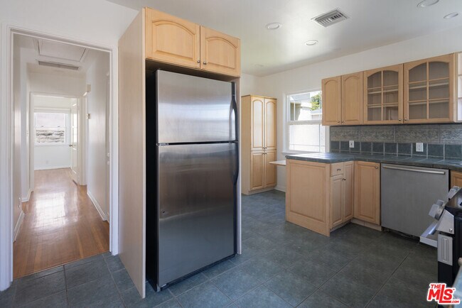 Building Photo - 8333 Airlane Ave
