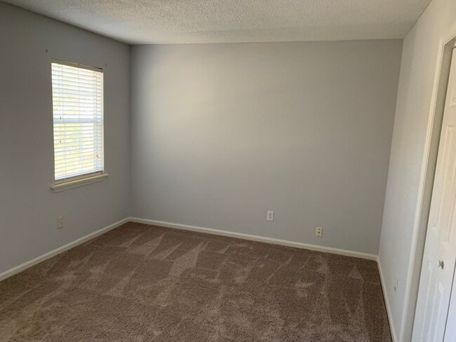 Building Photo - Lovely 3BR home in Raintree with fenced in...