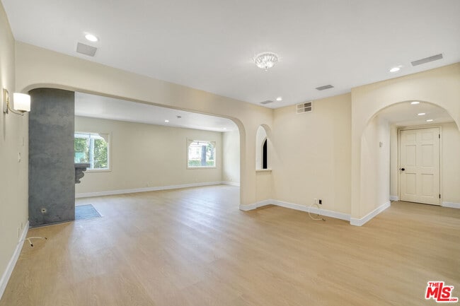 Building Photo - 209 N Doheny Dr