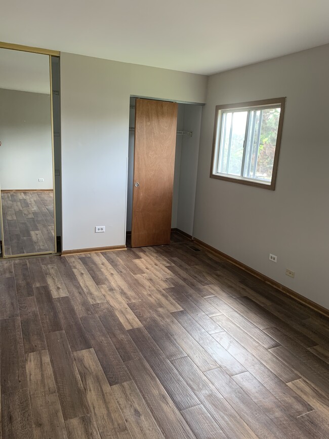 Building Photo - 735 Clearwood Ct