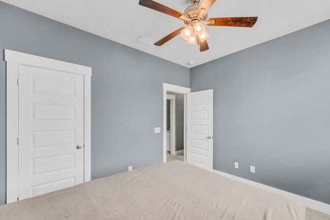 Building Photo - Charming Partially Furnished 3BR/2.5BA Home in the Heart of Park Circle — Available for Quick Mov...