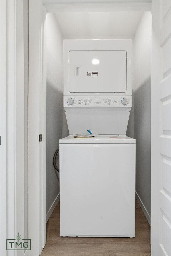 Building Photo - Fully Updated 2 Bed / 2 Bath Duplex – Prime Broken Arrow Location!