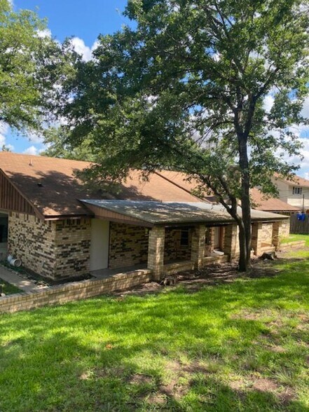 Building Photo - 827 Cliffside Dr