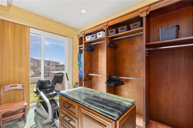 Building Photo - 9145 Tesoras Dr