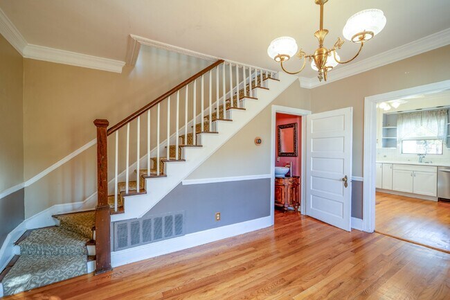 Building Photo - Historic Elegance in Old Town Alexandria