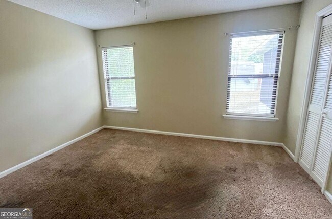 Building Photo - 317 Lake View Dr