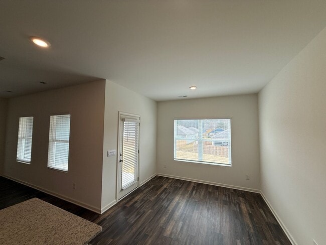 Building Photo - Springville Schools One Level 4 Bedroom / 3 Bathroom/ 3 Car Garage