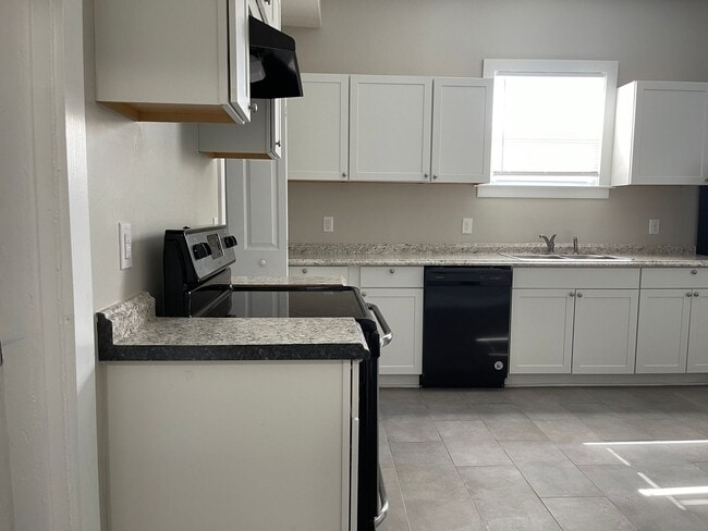 Building Photo - Newly and completely renovated 4 bedroom, ...