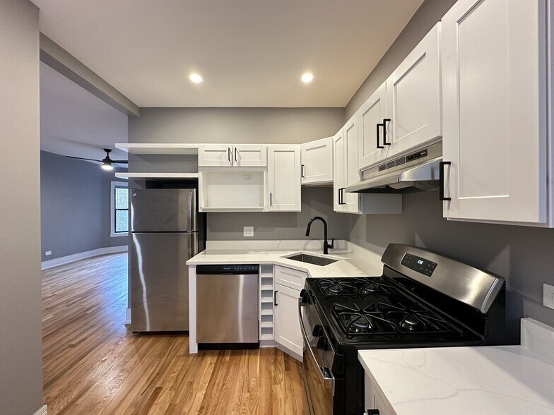 Building Photo - 639 W Cornelia Ave