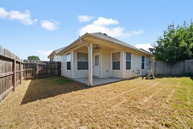 Building Photo - 12119 Lakewood Villa Dr
