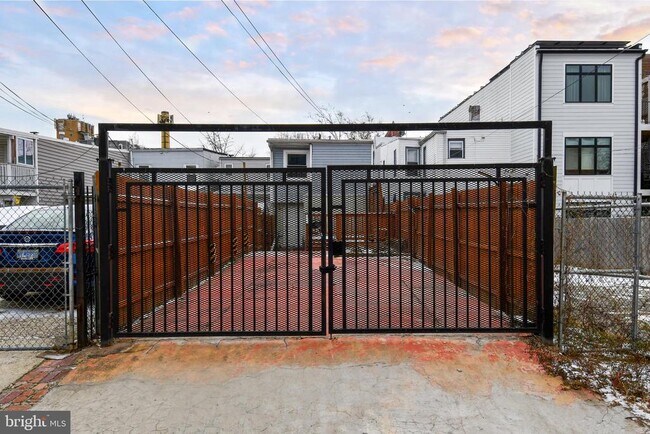 Building Photo - 737 Morton St NW