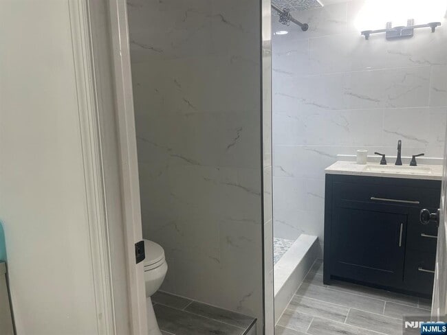 Building Photo - 11 Raymond Pl