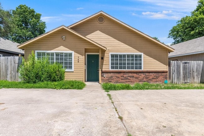 Primary Photo - Spacious duplex in Fayetteville!