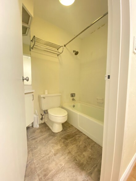 Building Photo - 224 E Garden St