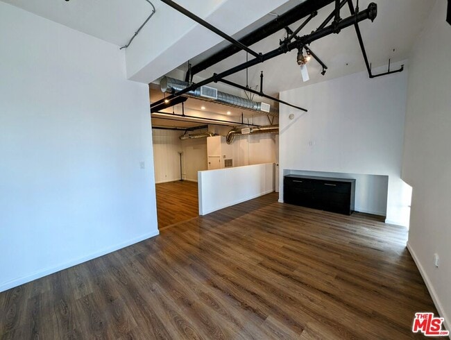 Building Photo - 312 W 5th St