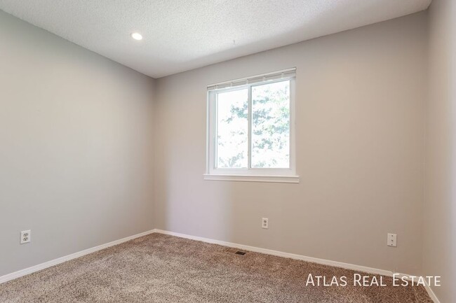 Building Photo - Stunning 3-Bedroom Home in Aurora – Your P...