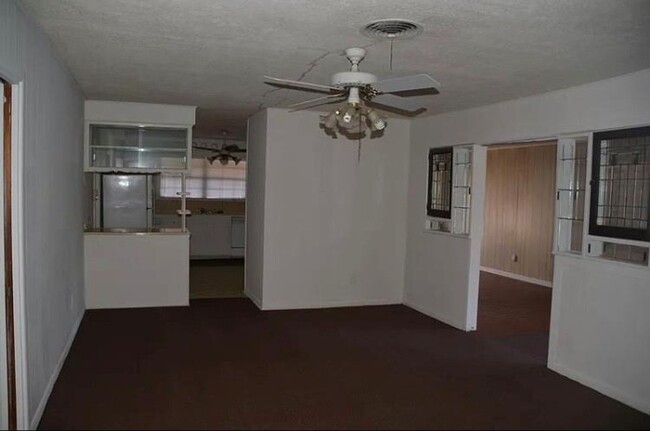 Building Photo - Spacious 3 bed- 2 bath- Located in South H...