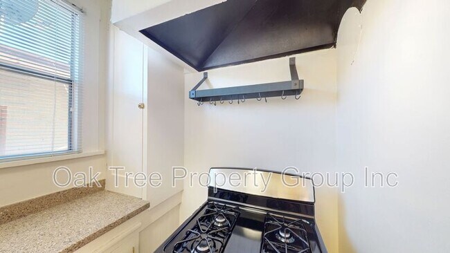 Building Photo - 450 40th St