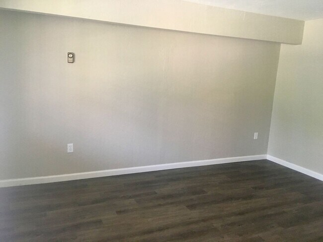 Building Photo - *** Beautiful & Updated Apartment in Mt. Washington * 1 Block to Grandview Ave * Pet Friendly * A...