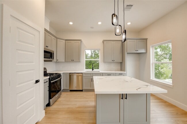 Building Photo - 811 E 39th St