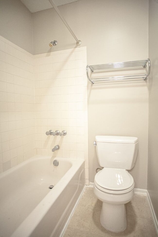 Building Photo - A Beautifully Renovated Modern Townhome!