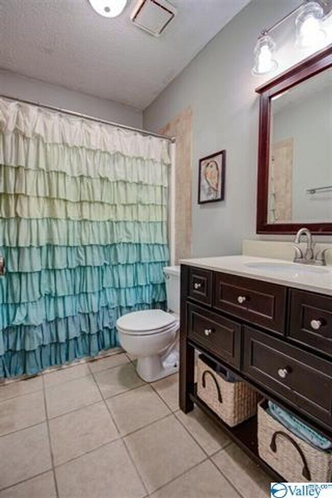 Building Photo - THREE BEDROOM/TWO BATH SPACIOUS RANCH - GR...