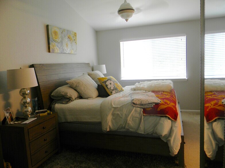 Brand new carpet in gr8 room at entrance, hall, open basement stairs, all 3 bedrooms! - 5835 S Harlan St