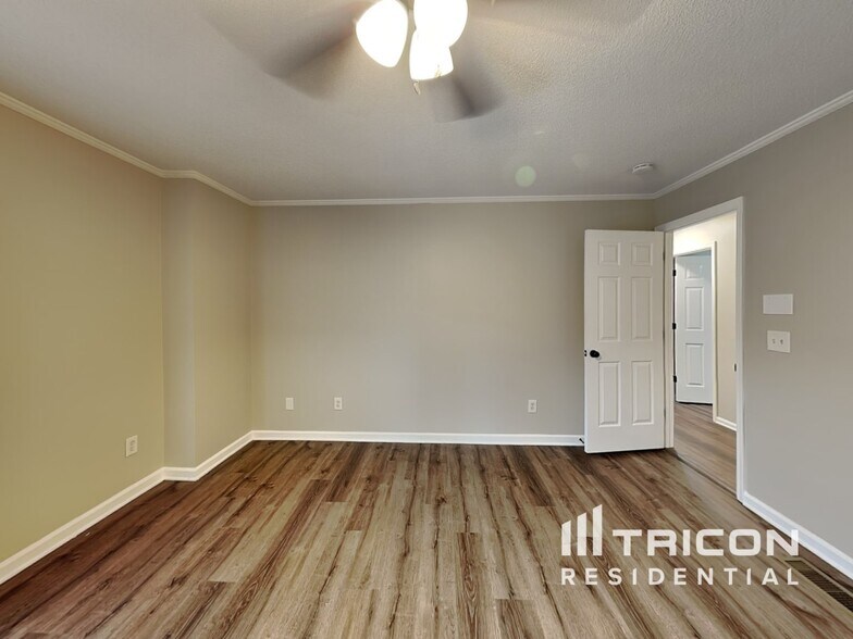 Building Photo - 703 Players Ct