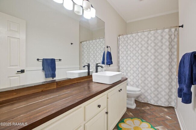 Building Photo - Beautifully updated 4-bedroom, 3-bath prop...