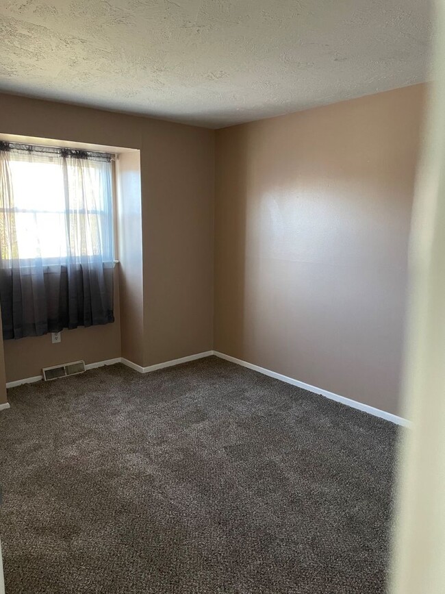 Building Photo - 910 SqFt 2 Bedroom Apartment