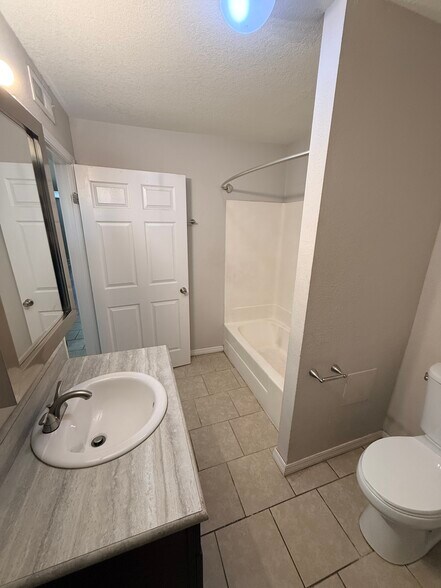 Building Photo - 822 Hardy Springs Cir