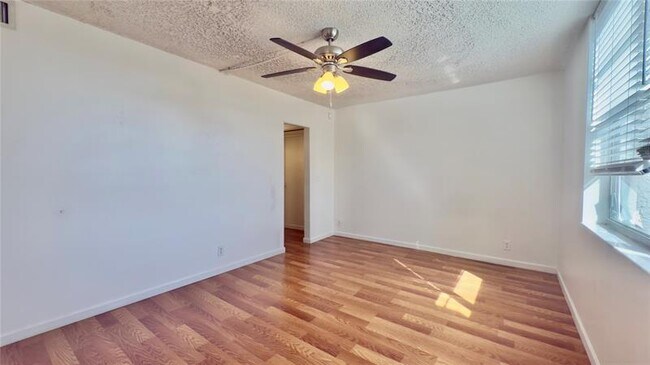 Building Photo - 9340 Lagoon Pl