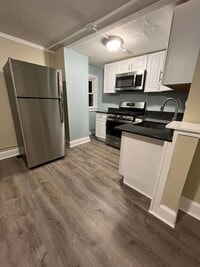 Building Photo - Gorgeous Studio, Second-floor! Apartment i...