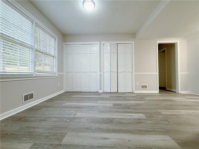 Building Photo - 2315 Hudson Dr SW