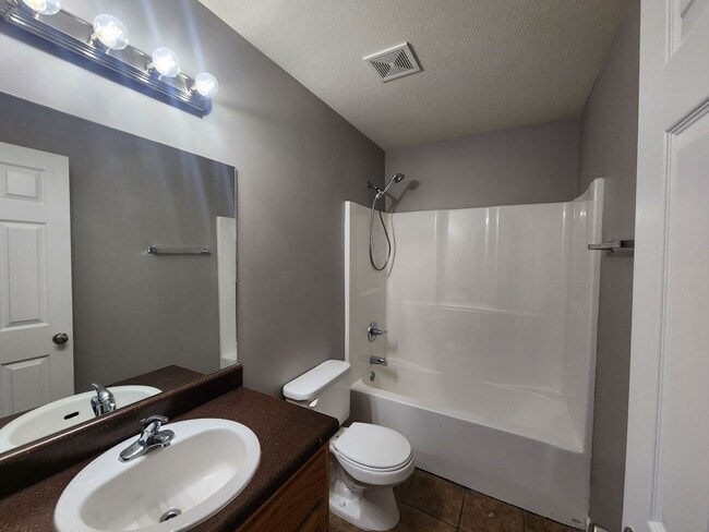 Building Photo - $1650 4 Bedroom 2.5 Bath Gorgeous Oak Grov...