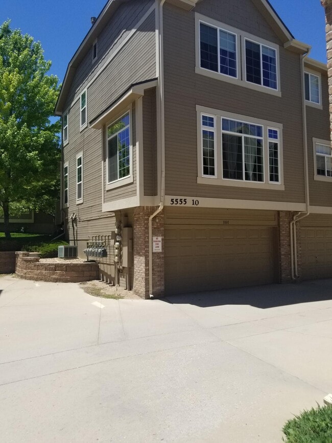Building Photo - 5555 E Briarwood Ave