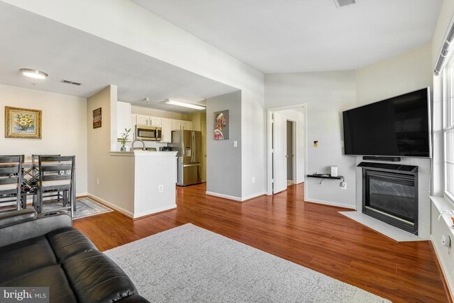 Building Photo - 521 Constellation Square SE