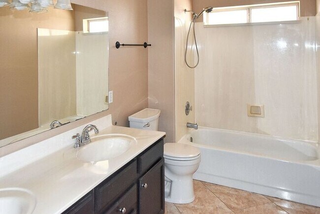Building Photo - Great Location! Lovely 3Bedroom Plus/ 2Bathroom Chandler Home!