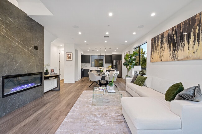 Primary Photo - 18303 Oakbury Cir