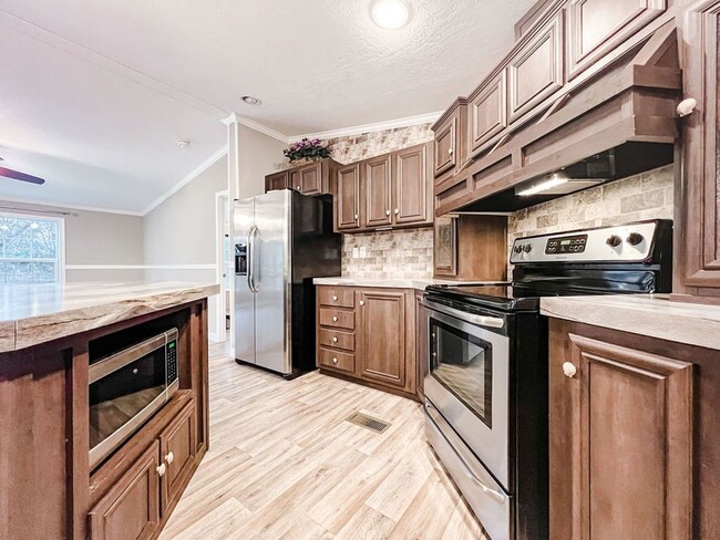 Building Photo - LOCATION! 5 mins from Carolina Beach bridg...