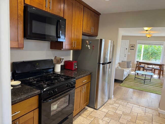 Building Photo - Spacious & Updated 2 BR / 1 BA Home in North Oakland – Move-In Ready!