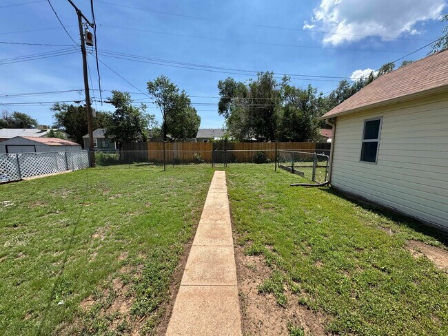 Building Photo - 2 Bedroom Ranch with 1 Car garage