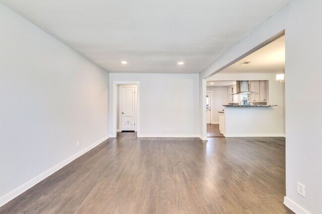 Building Photo - 1201 W 40th St