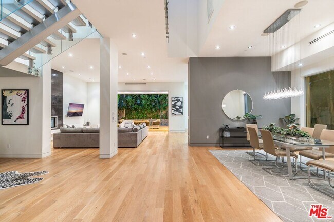 Building Photo - 833 N Orange Grove Ave