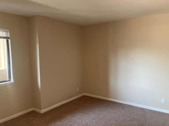 Building Photo - Great One Bedroom Condo in Monterey
