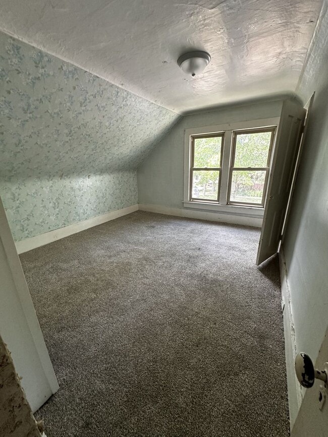 Building Photo - 4 Bed, 1 Bath - 2 Stall Garage - Single Fa...